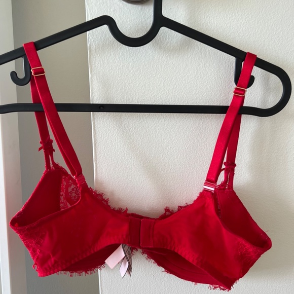 Victoria Secret 34DD - Picture 2 of 3